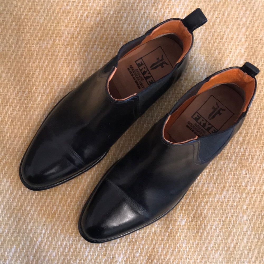🌸 Frye 🌸 amazing Chelsea boot!!! Worn once.